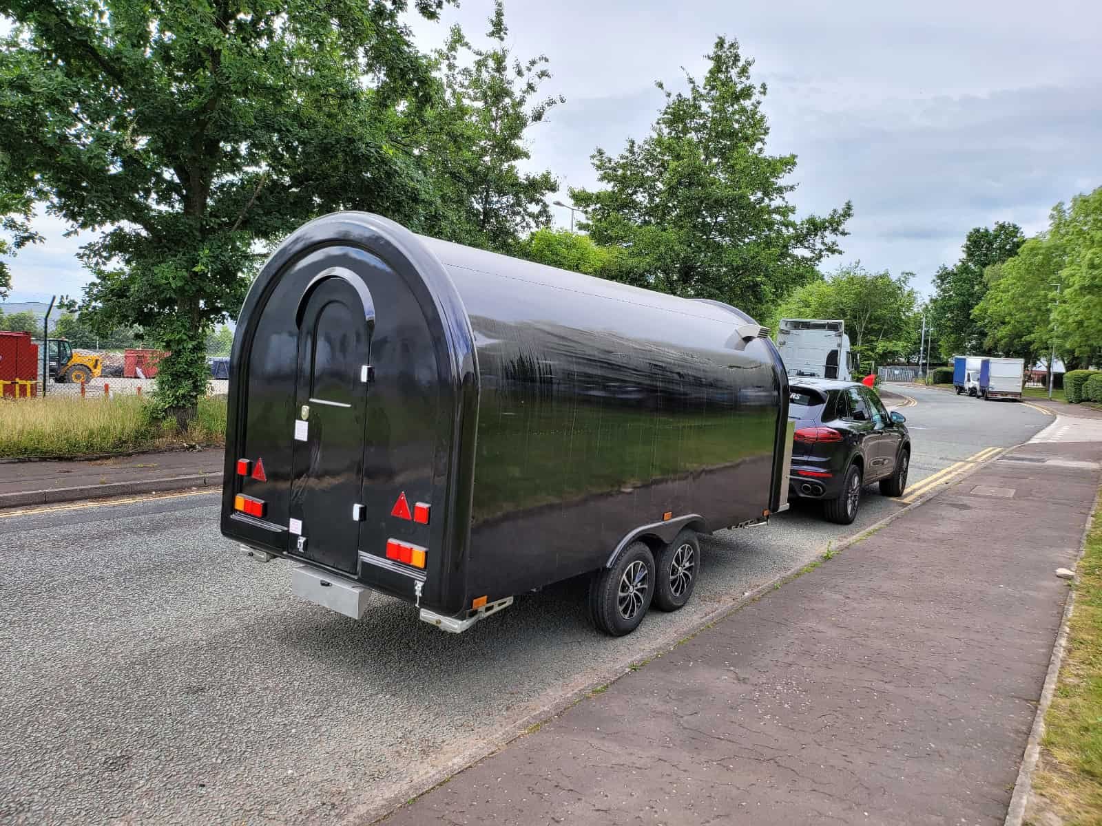 Right side of CM-400WP small food trailer